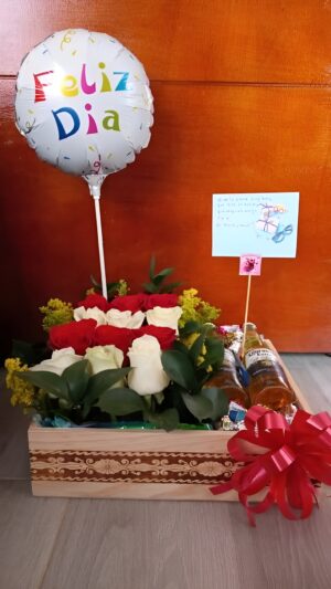 Caja de rosas con cervezas, chocolates y globo R60