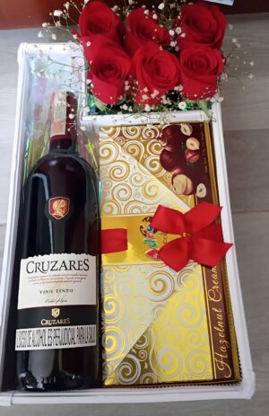 Caja vino chocolates y 6 rosas R84